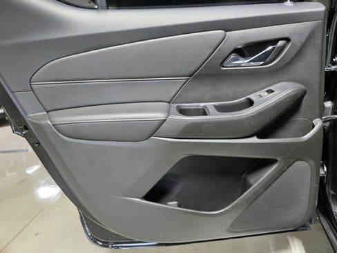 Used 2022 Chevrolet Traverse LT image 16