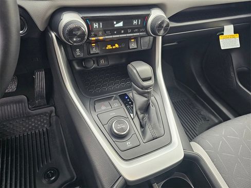 Used 2025 Toyota RAV4 XLE image 31