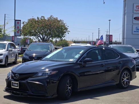 Used 2023 Toyota Camry SE FWD image 3