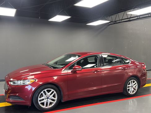 Used 2016 Ford Fusion SE FWD image 2