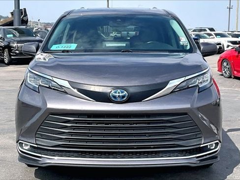 Used 2021 Toyota Sienna XLE FWD image 2