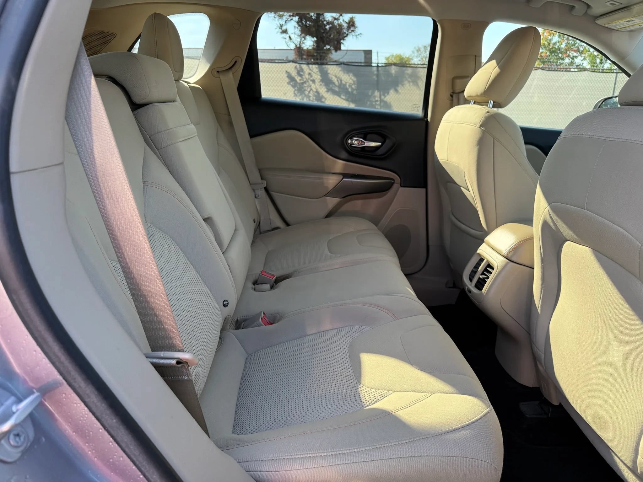 Used 2019 Jeep Cherokee Latitude w/ Popular Appearance Group FWD image 20