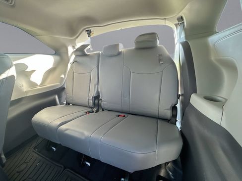 Used 2024 Toyota Sienna XLE FWD image 30