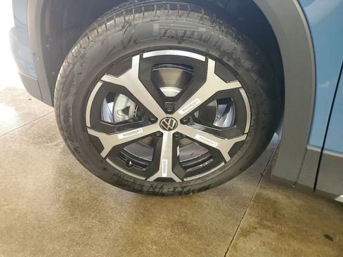 New 2025 Volkswagen Tiguan SE image 37