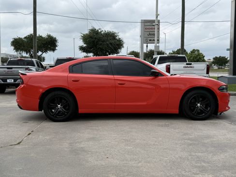 Used 2020 Dodge Charger SXT w/ Blacktop Package RWD image 3