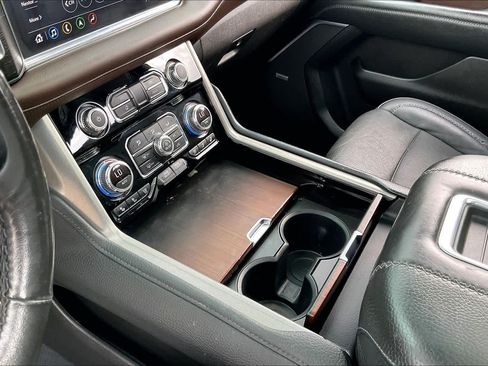 Used 2021 GMC Yukon XL Denali w/ Denali Premium Package AWD/4WD image 17