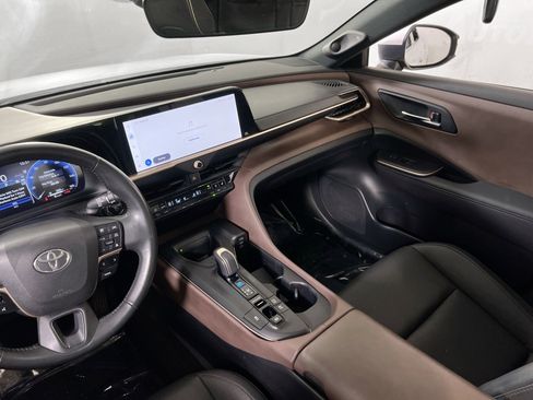 Used 2023 Toyota Crown Limited image 22