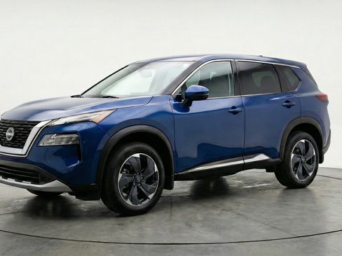 Used 2025 Nissan Rogue SV image 3