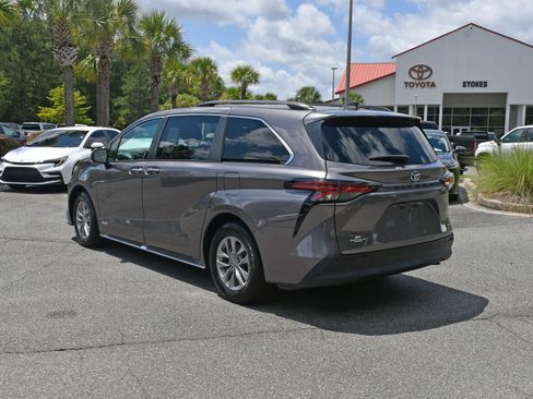 Used 2021 Toyota Sienna XLE w/ XLE Plus Package FWD image 3