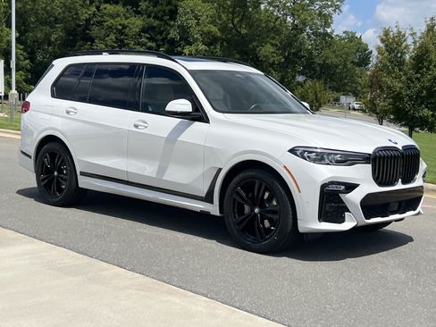Used 2022 BMW X7 xDrive40i w/ M Sport Package AWD/4WD image 2