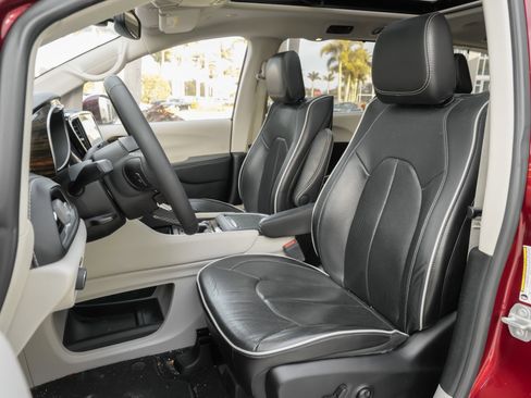 Used 2022 Chrysler Pacifica Limited w/ Uconnect Theater Family Group FWD image 16