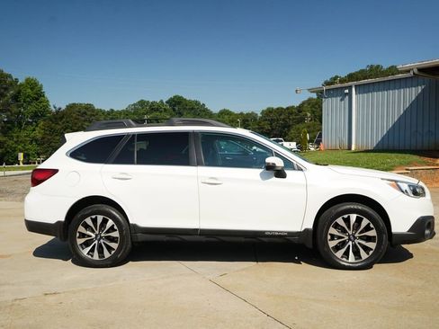 Used 2017 Subaru Outback 3.6R Limited AWD/4WD image 3