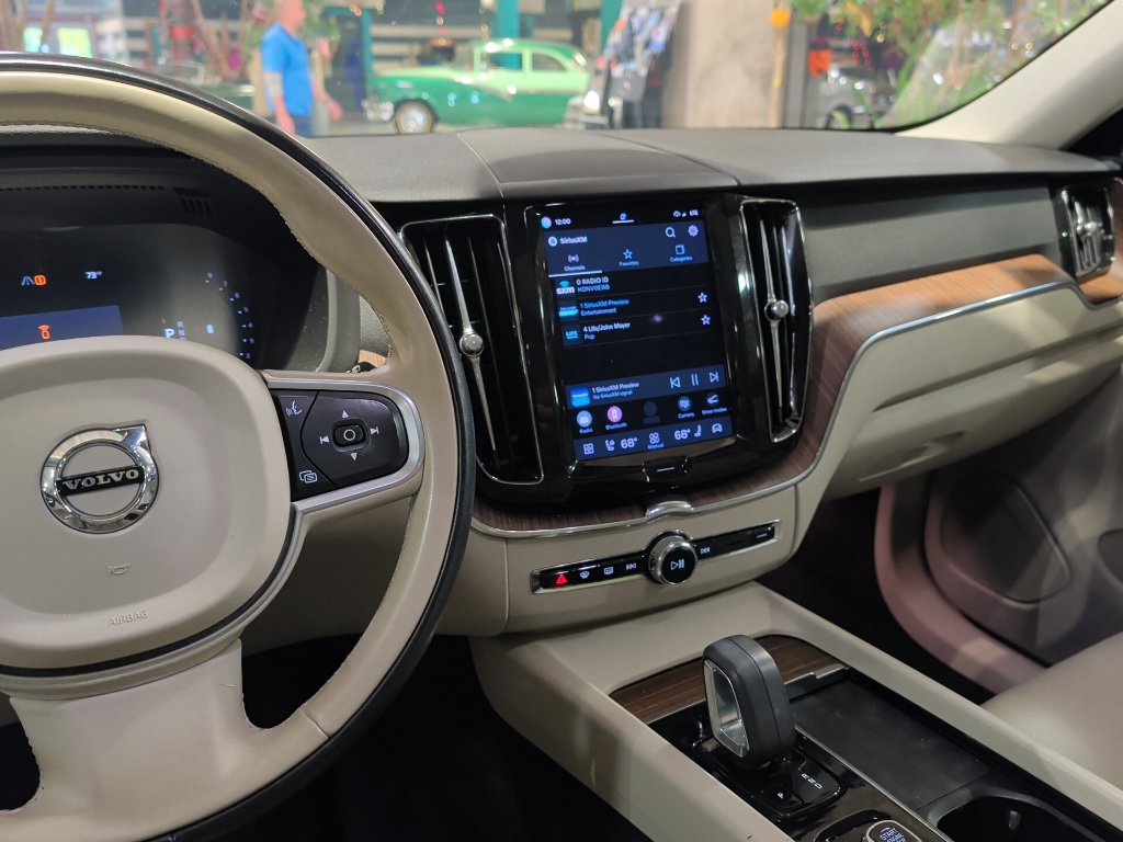 Used 2022 Volvo XC60 B5 Momentum w/ Climate Package FWD image 14