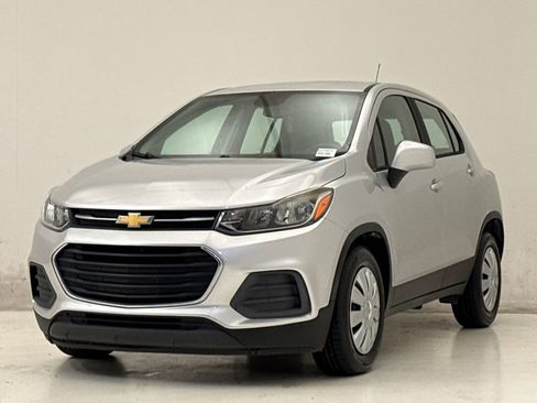 Used 2017 Chevrolet Trax LS FWD image 2