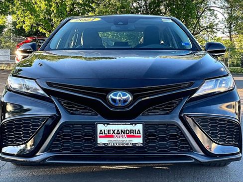 Used 2021 Toyota Camry SE w/ Cold Weather Package FWD image 3