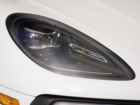 Certified 2024 Porsche Macan image 28
