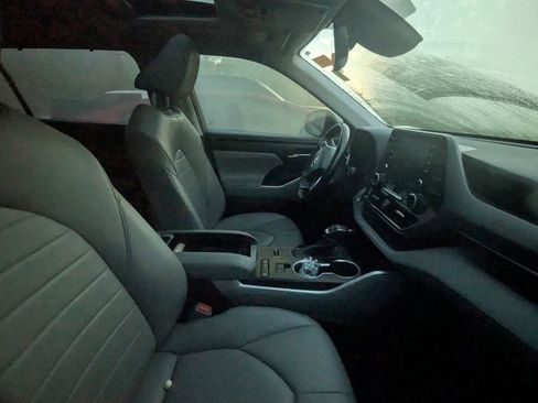 Used 2022 Toyota Highlander XLE image 10