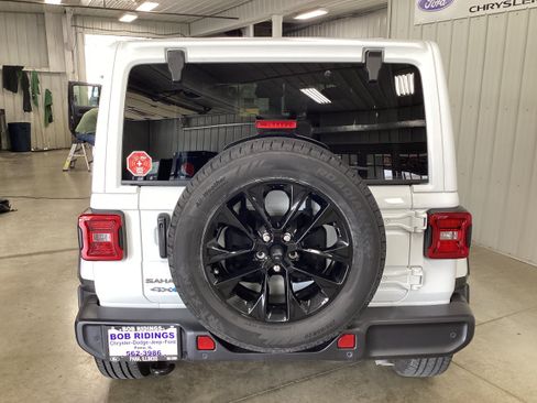 Used 2025 Jeep Wrangler Unlimited Sahara w/ Safety Group AWD/4WD image 4