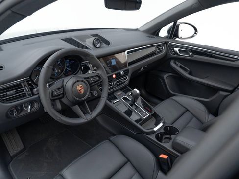 Certified 2025 Porsche Macan AWD/4WD image 4