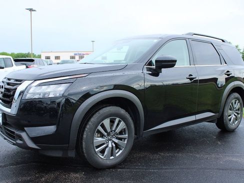 Used 2024 Nissan Pathfinder SV FWD image 3