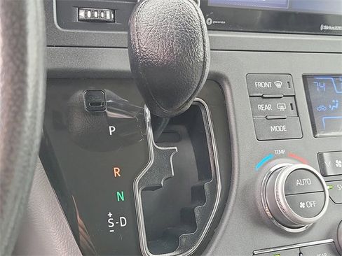 Used 2020 Toyota Sienna LE w/ Carpet Mat Package image 12
