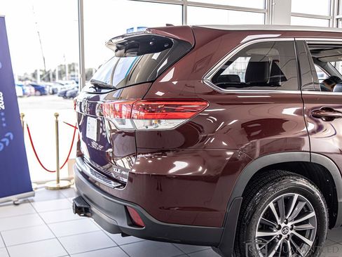 Used 2019 Toyota Highlander XLE AWD/4WD image 16