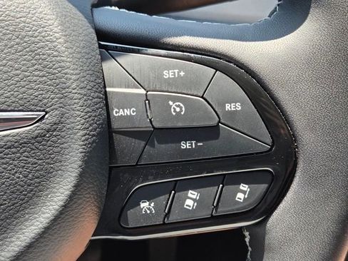 Used 2024 Chrysler Pacifica Limited FWD image 25