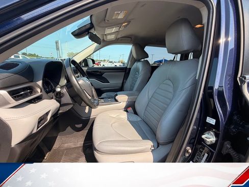 Used 2023 Toyota Highlander LE FWD image 16