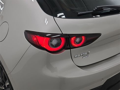 Used 2023 MAZDA MAZDA3 Hatchback w/Premium Plus Pkg image 34