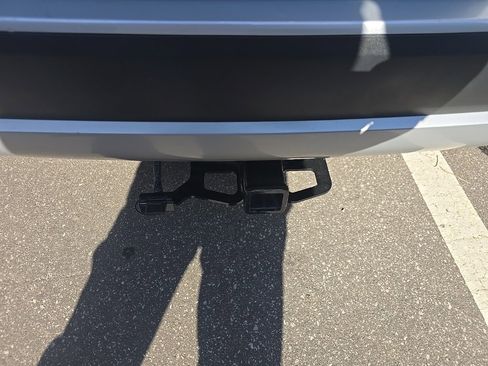 Used 2023 Kia Carnival LX image 8