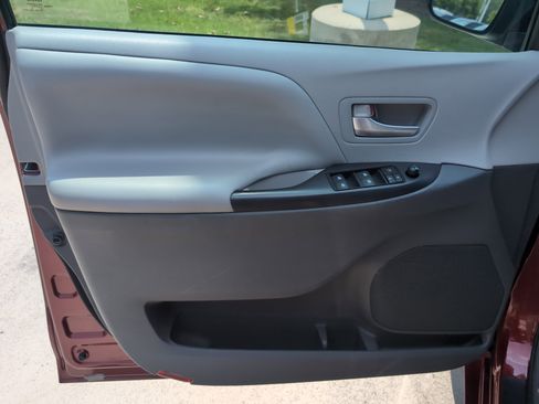 Used 2015 Toyota Sienna LE FWD image 14