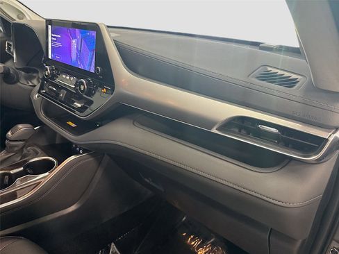 Used 2024 Toyota Highlander Platinum FWD image 30