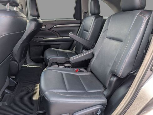 Used 2017 Toyota Highlander Limited AWD/4WD image 32