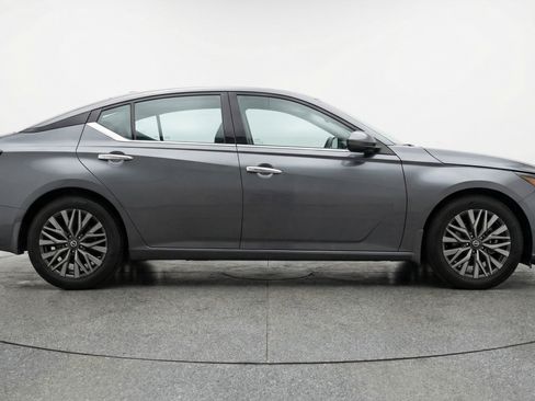 Used 2025 Nissan Altima 2.5 SV FWD image 11