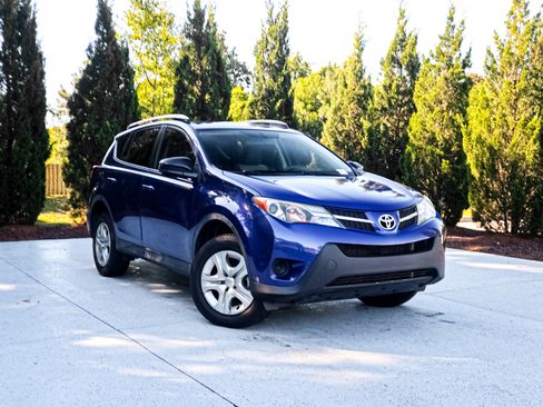 Used 2015 Toyota RAV4 LE FWD image 2