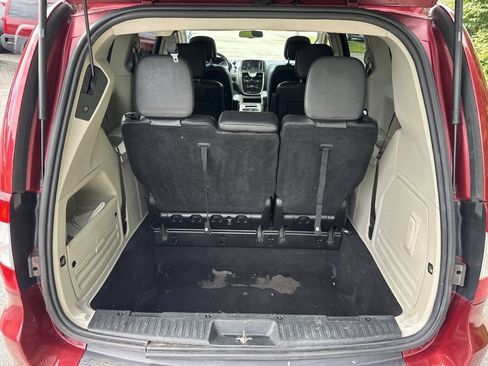 Used 2013 Chrysler Town & Country Touring FWD image 13