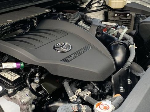 Used 2025 Toyota Highlander XLE FWD image 16