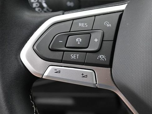 Used 2023 Volkswagen Tiguan SE AWD/4WD image 16