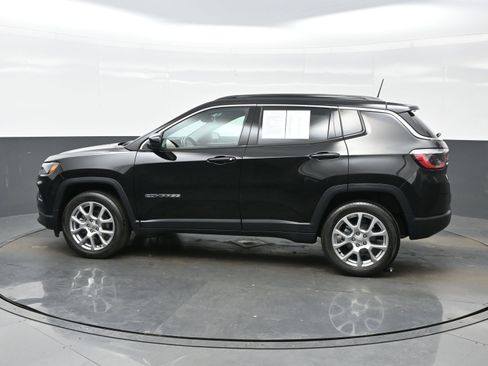 Used 2022 Jeep Compass Latitude image 3