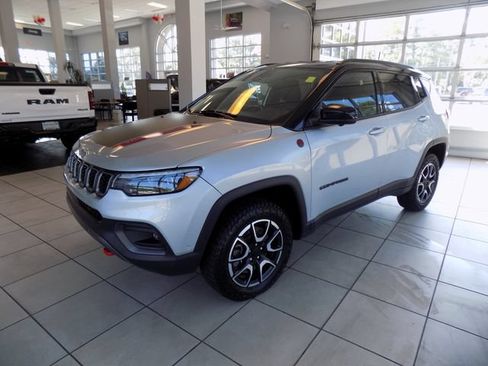 Certified 2024 Jeep Compass Trailhawk w/ Trailhawk Elite Group AWD/4WD image 3