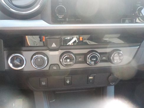 Used 2017 Toyota Tacoma TRD Sport w/ Tow Package (A/T) image 20