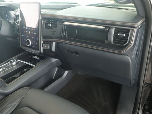 Used 2023 Ford Expedition Platinum image 16