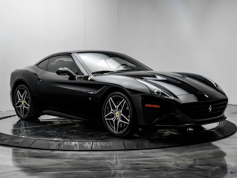 Used 2016 Ferrari California T image 25