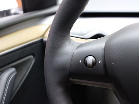 Used 2022 Tesla Model Y Long Range image 26