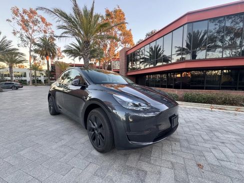 Used 2024 Tesla Model Y Long Range AWD/4WD image 3
