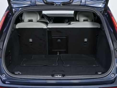 Certified 2025 Volvo V60 B5 Cross Country Ultra image 32