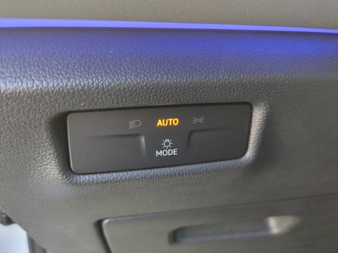 New 2025 Volkswagen Tiguan SE image 28