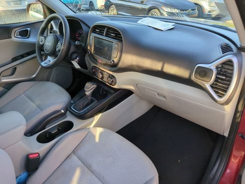 Used 2022 Kia Soul LX image 5
