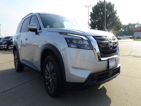 Used 2025 Nissan Pathfinder SV FWD image 4