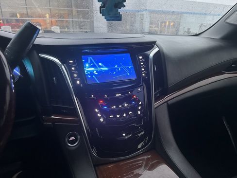 Used 2018 Cadillac Escalade Luxury image 9